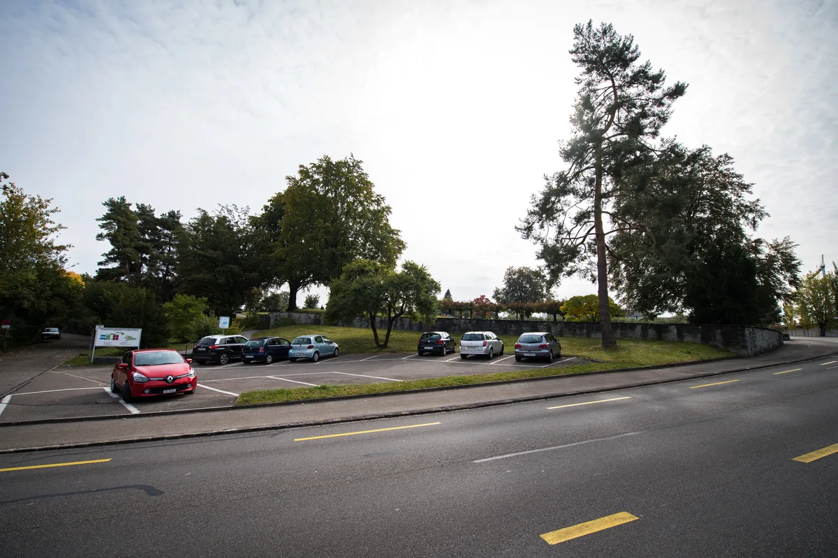 Die Breitenhofstrasse vor dem Friedhof soll umgestaltet werden (siehe unten stehende Grafik). (Archiv) Ein Parkplatz vor einem Friedhof.